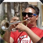 Professore di musica impartosce lezioni di tromba e solfeggio